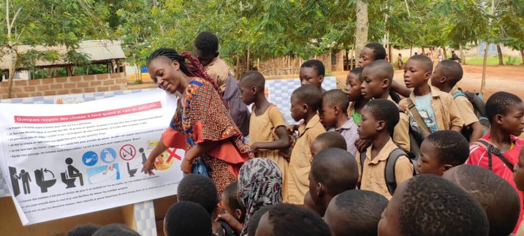 Formation à l'hygiene devant les nouveaux lavabos de l'école de Kétapui